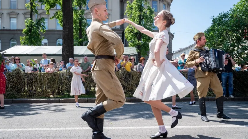 У Мінску актывісты БРСМ зладзілі партызанскі парад з казлом