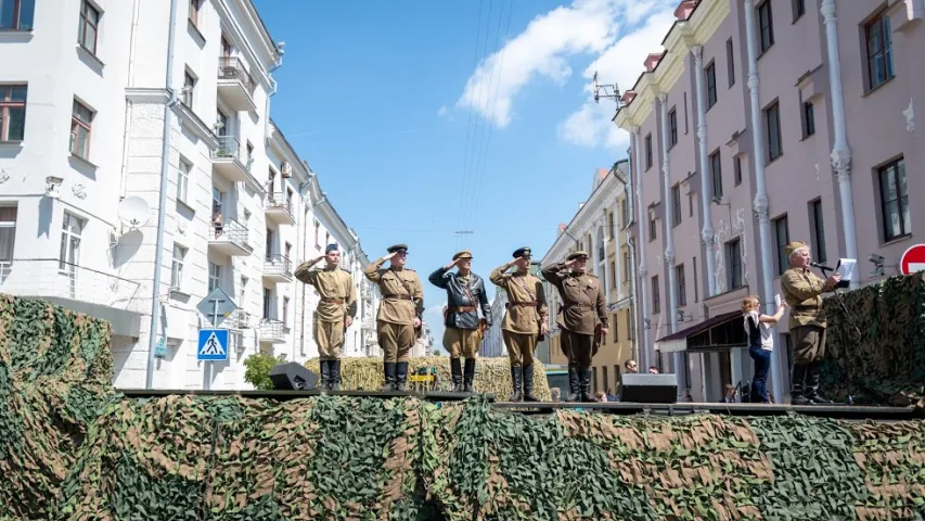 У Мінску актывісты БРСМ зладзілі партызанскі парад з казлом