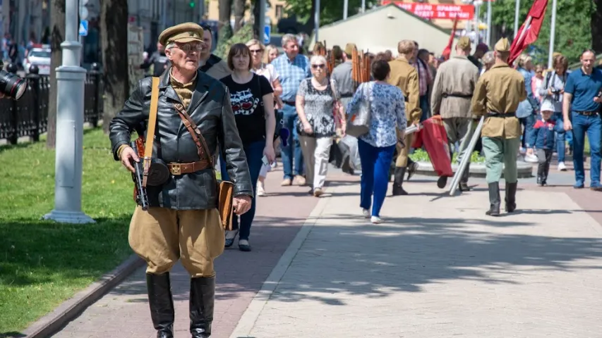 У Мінску актывісты БРСМ зладзілі партызанскі парад з казлом