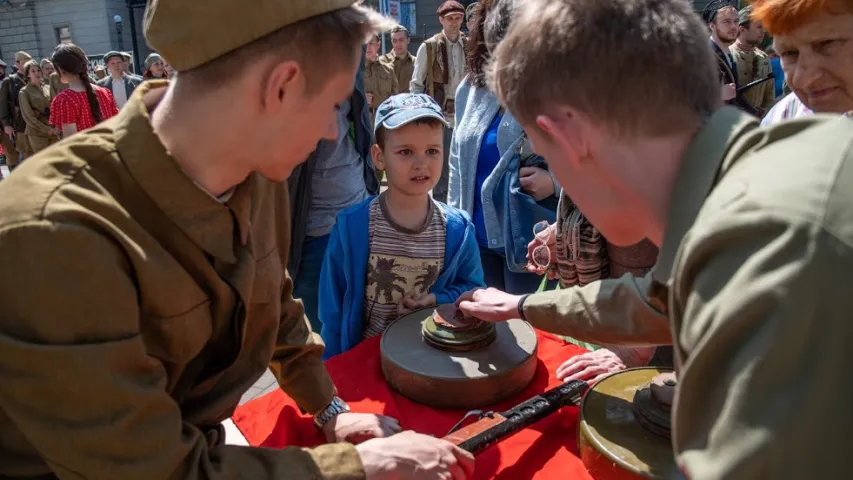 У Мінску актывісты БРСМ зладзілі партызанскі парад з казлом