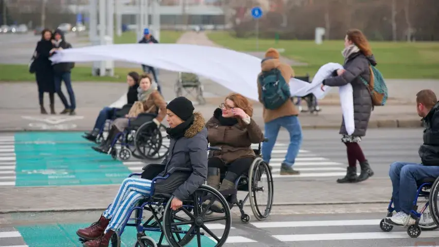 Інваліды-калясачнікі перакрылі праспект, каб прыцягнуць увагу (фота, відэа)