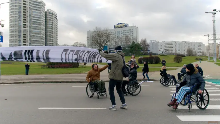 Інваліды-калясачнікі перакрылі праспект, каб прыцягнуць увагу (фота, відэа)