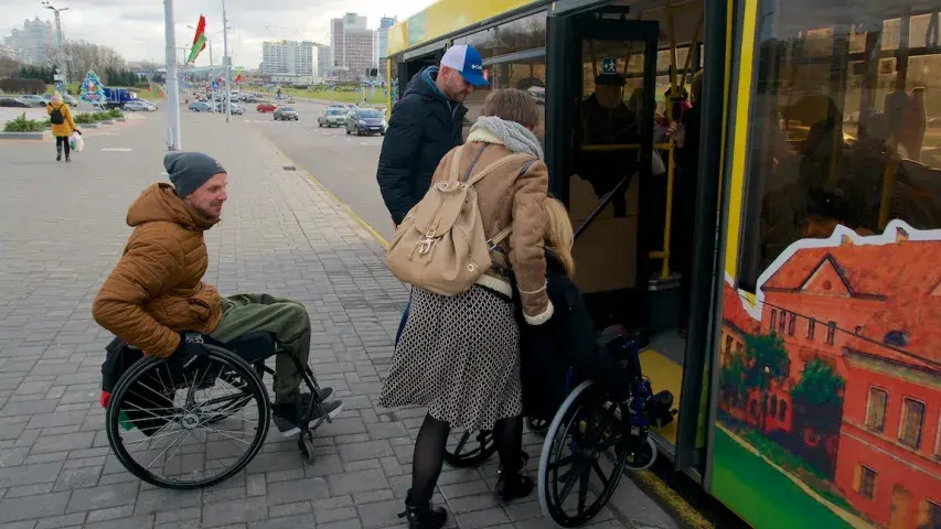 Інваліды-калясачнікі перакрылі праспект, каб прыцягнуць увагу (фота, відэа)