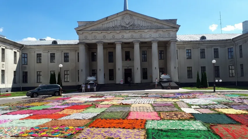 Двор Новага замка ў Гродне высцелілі гістарычнымі дыванамі і посцілкамі (фота)