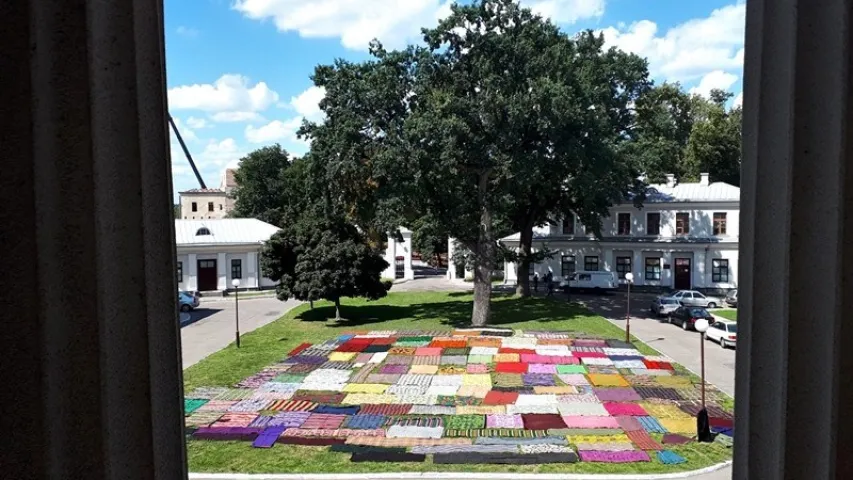 Двор Новага замка ў Гродне высцелілі гістарычнымі дыванамі і посцілкамі (фота)