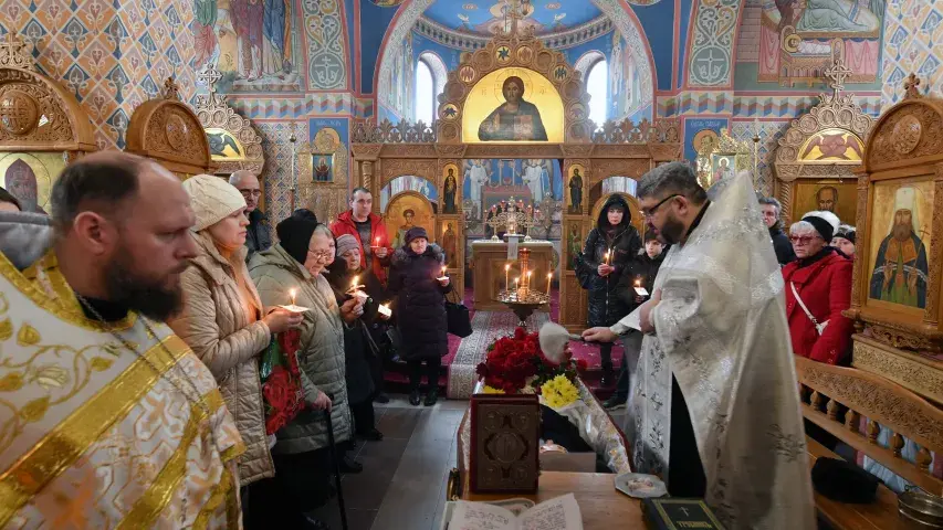 Гітарыста "Ляпіса Трубяцкога" Руслана Уладыку пахавалі пад Мінскам (фота)