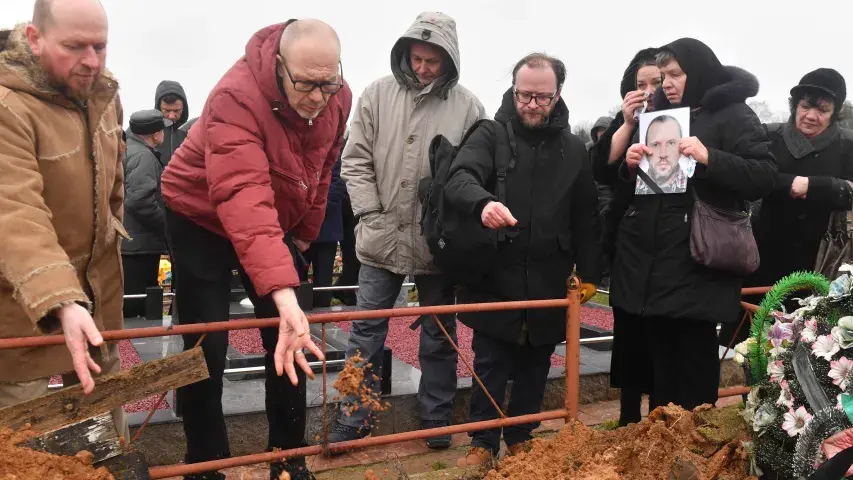 Гітарыста "Ляпіса Трубяцкога" Руслана Уладыку пахавалі пад Мінскам (фота)