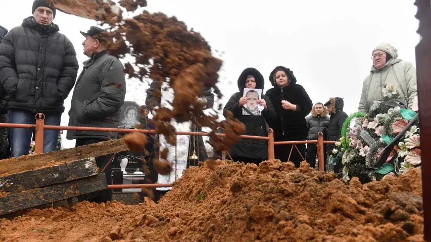 Гітарыста "Ляпіса Трубяцкога" Руслана Уладыку пахавалі пад Мінскам (фота)