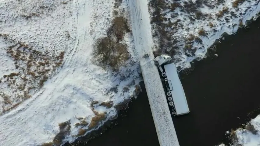 У Польшчы беларус на фуры зваліўся з моста ў раку 