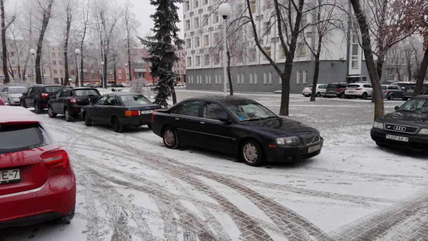 Можно ли победить “паркунов” в Минске? Противостояние у здания МАРТ и Минспорта