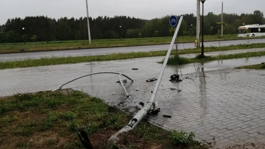 У Гродне мужчына на Peugeot атакаваў аўтамабілі і асвятляльныя мачты