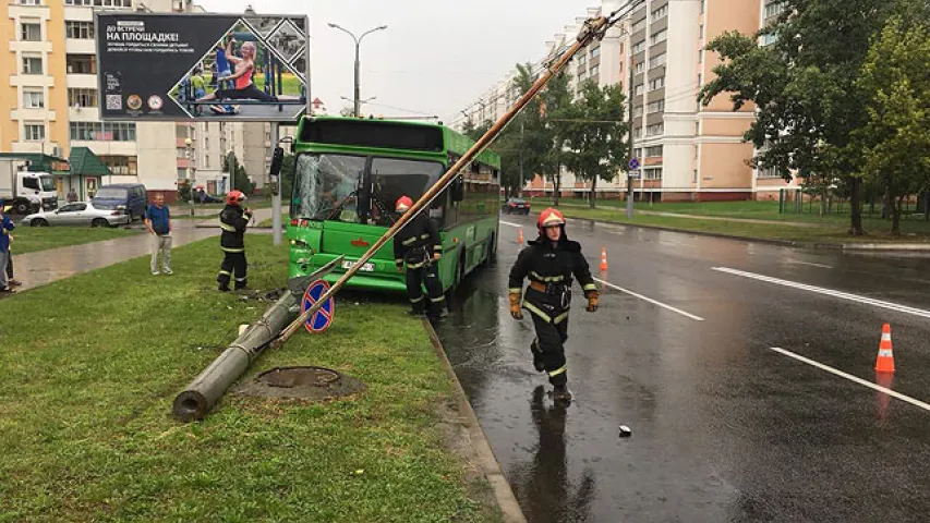 Маршрутны аўтобус у Гомелі ўрэзаўся ў слуп (фота)