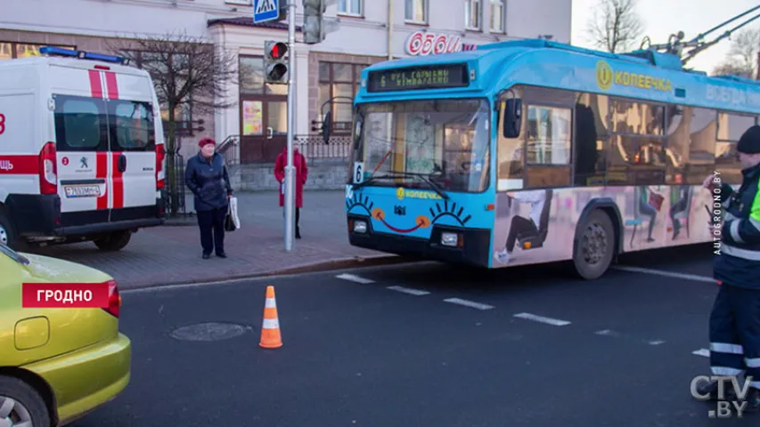 У цэнтры Гродна аўтамабіль заехаў у натоўп пешаходаў