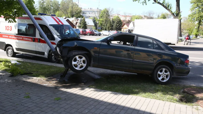 У Гродне машына пры аварыі павісла на слупе