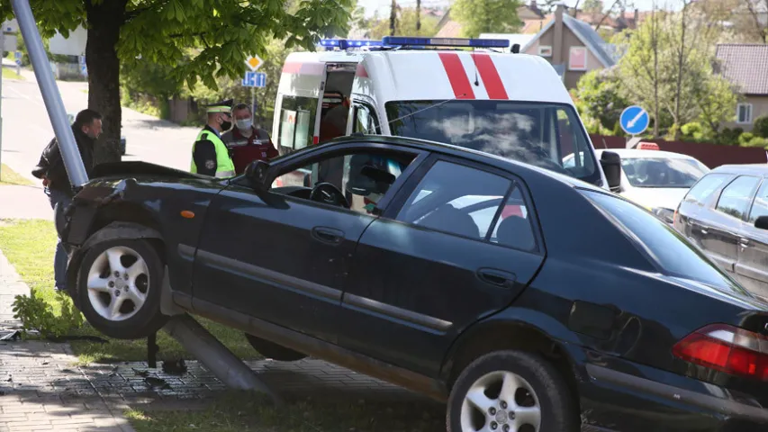 У Гродне машына пры аварыі павісла на слупе