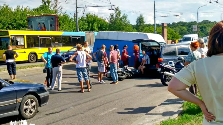 ДТЗ з пяцю аўтамабілямі паралізавала рух на аўтамагістралі ў Гродне