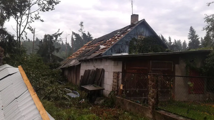 Ураган на Астравеччыне ламаў дрэвы і зрываў з дамоў дахі (фота)