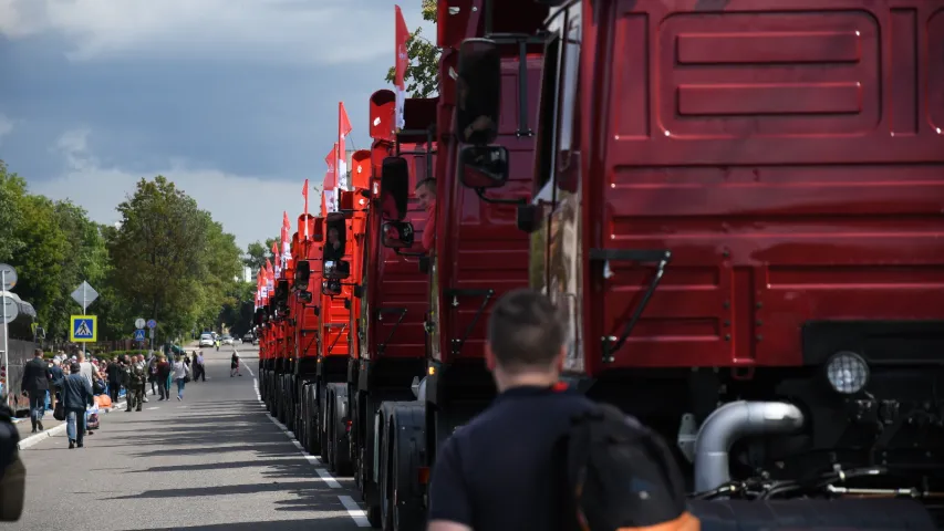 Беларускі стронгмэн змог зрушыць з месца 15 МАЗаў. Гэта сусветны рэкорд