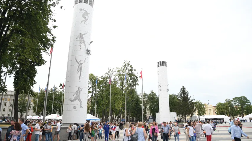 Першы дзень Еўрагульняў: прыгожыя валанцёры, чэргі, кранальнае гістарычнае шоў