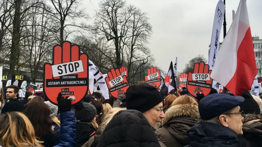 “Чорная пятніца” ў Варшаве, жанчыны выйшлі на вуліцы (фота)