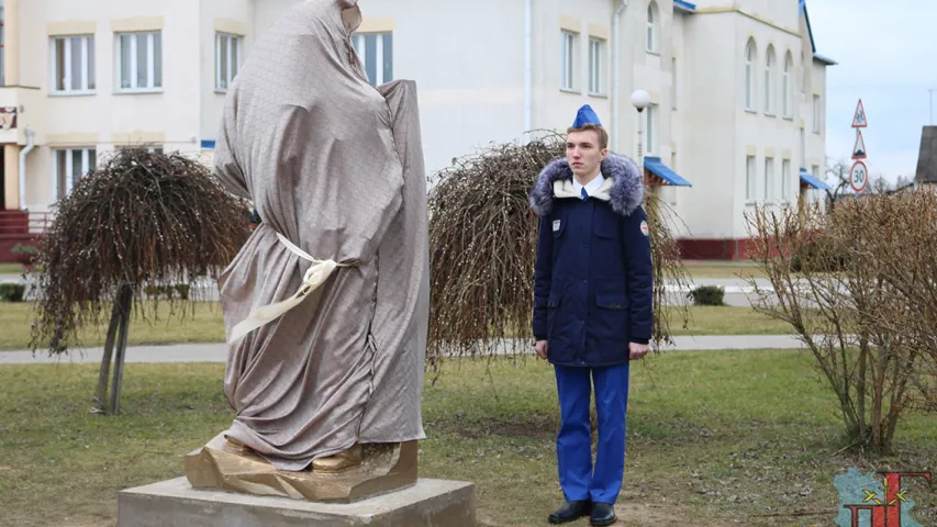 У цэнтры Любані ўсталявалі скульптуру ратавальніка, які нагадвае Дарта Вейдэра