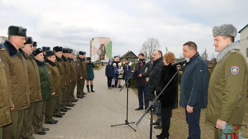 У цэнтры Любані ўсталявалі скульптуру ратавальніка, які нагадвае Дарта Вейдэра