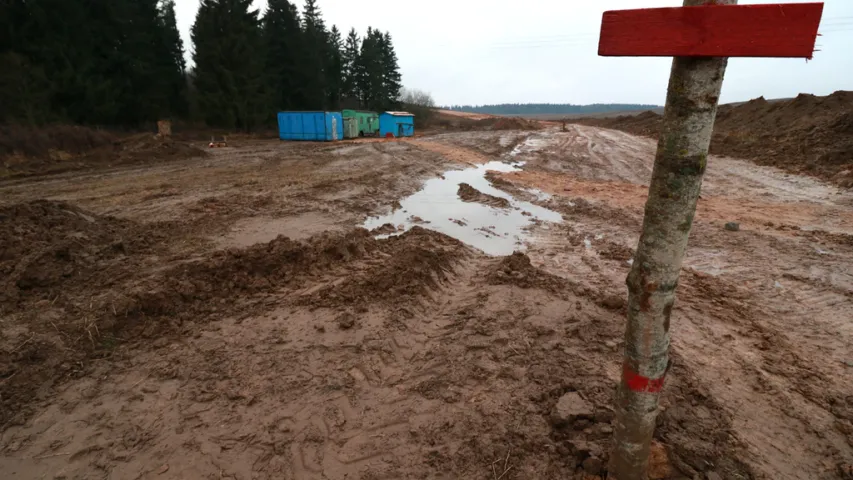 Пад Маладзечнам, нягледзячы на пратэсты, пачалі будаваць свінакомплекс (фота)