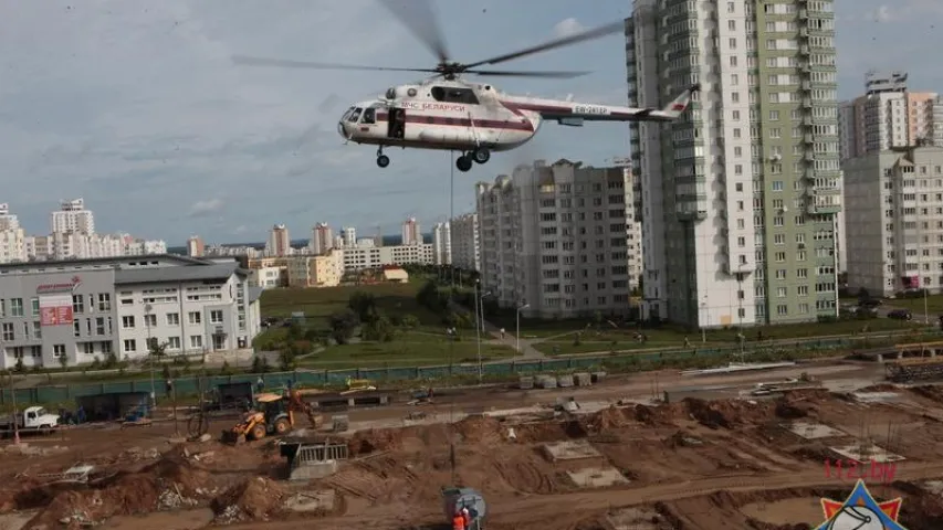 У Мінску верталёт МНС падняў вентыляцыйнае абсталяванне на гіпермаркет (відэа)