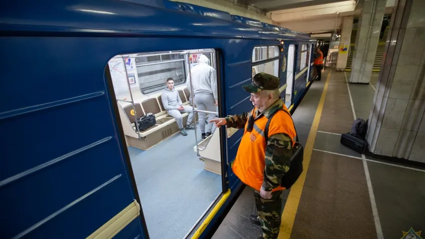 Уначы ў мінскім метро вучыліся тушыць цягнік у тунэлі (фота, відэа)