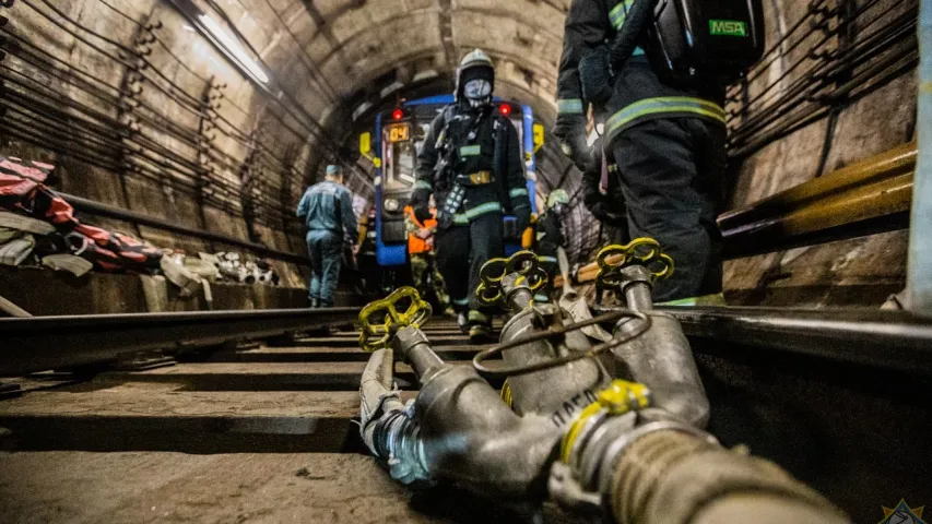 Уначы ў мінскім метро вучыліся тушыць цягнік у тунэлі (фота, відэа)