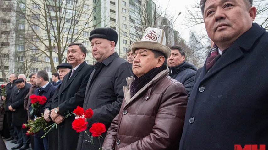 У Мінску з'явіўся памятны знак Чынгізу Айтматаву (фота, відэа)