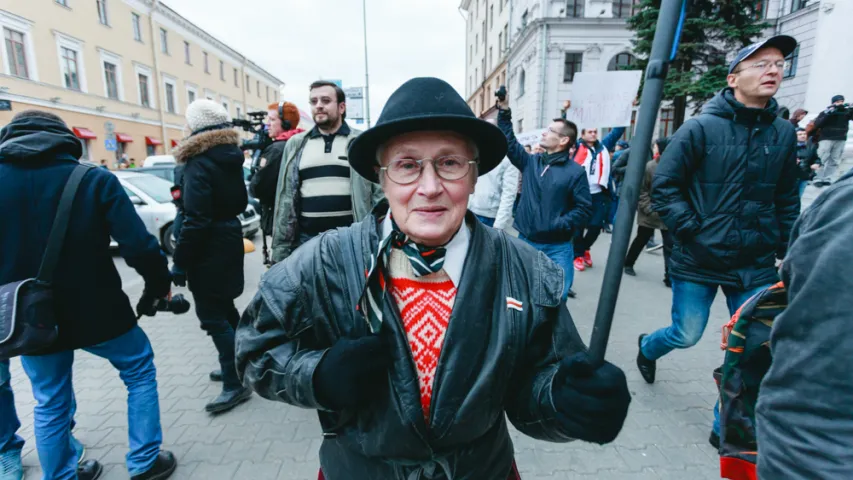 Фотарэпартаж з мінскай акцыі "Шэсце нацыянальнага сцяга"