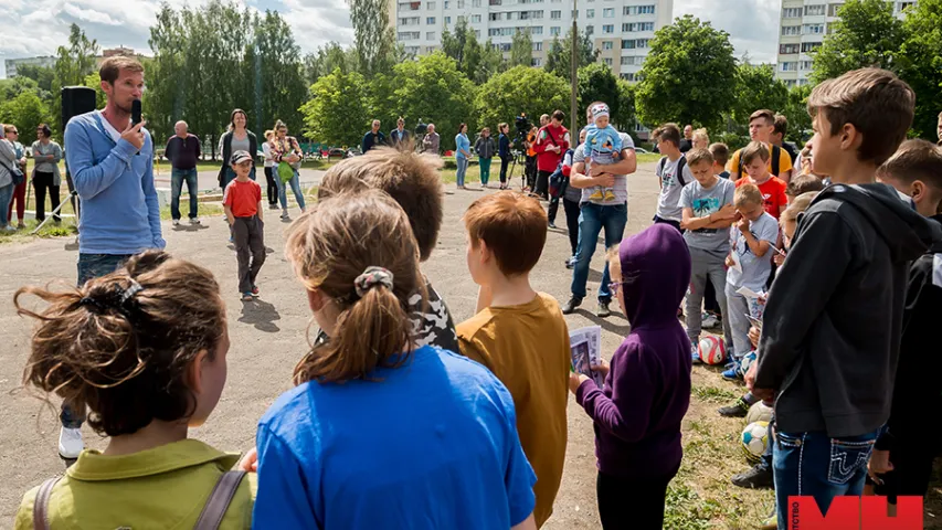 Хлопчык папрасіў Аляксандра Глеба прабіць па браме (фота)