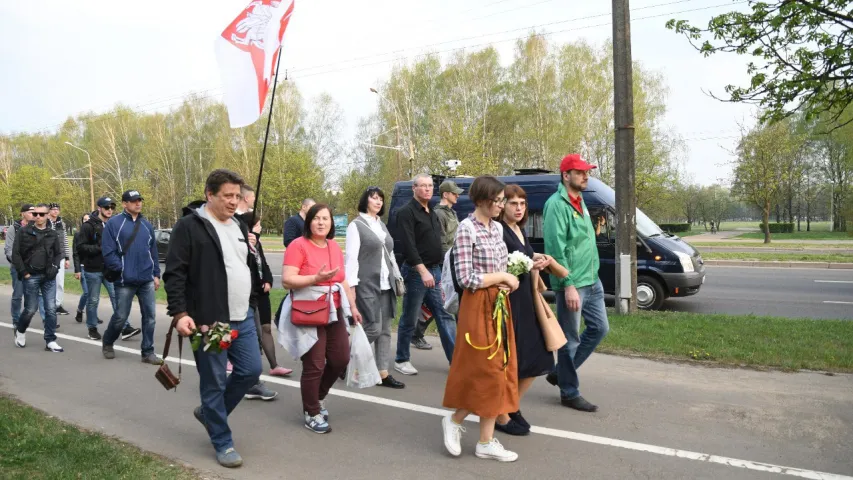 Некалькі дзясяткаў чалавек прайшлі шэсцем да парку Дружбы народаў (фота)