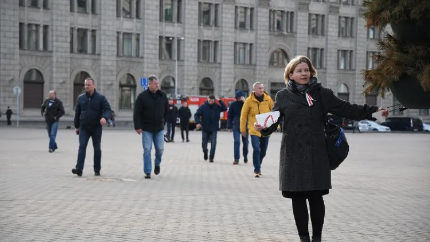 У цэнтры Мінска жанчына прыкоўвала сябе ланцугом да слупа (фота)