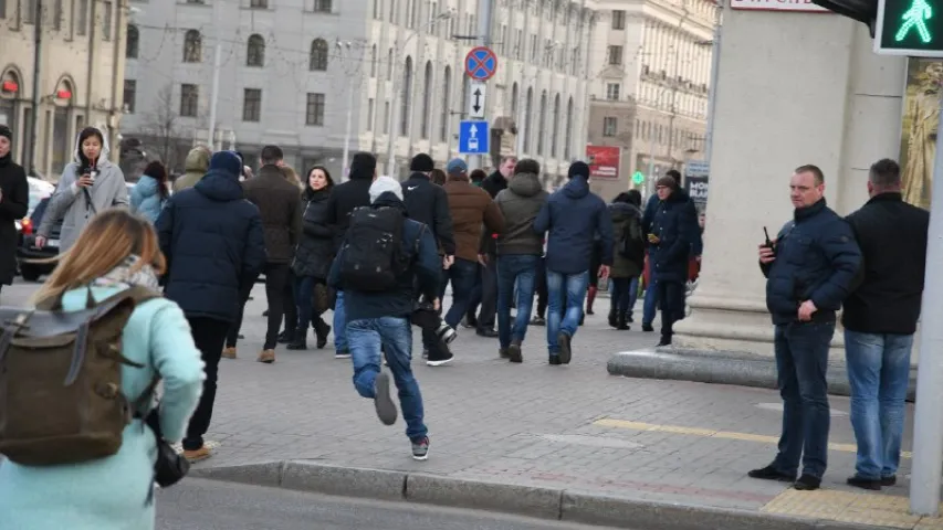 У цэнтры Мінска, дзе праходзілі затрыманні, дзяжураць аўтазакі (фота)