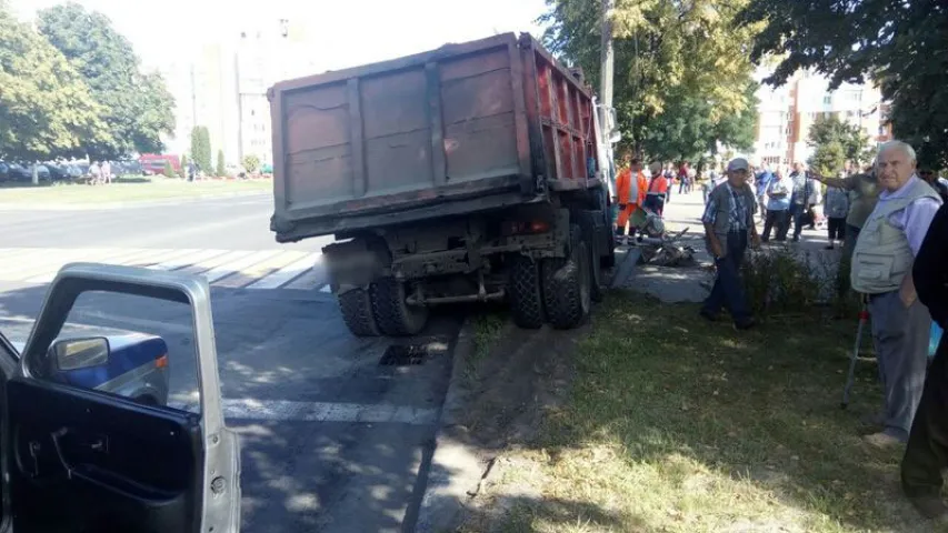 У Пінску грузавік знёс светлафор, які паваліўся на пешахода (фота)