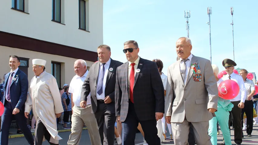 В Ивье с пафосом закатали банку помидоров. Помогли министр, депутат и священники