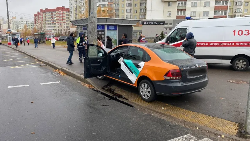 У Мінску дзяўчына на аўтамабілі каршэрынгу наехала на слуп