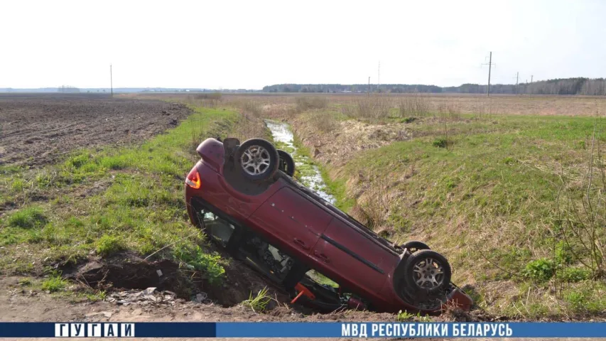 У Брэсцкім раёне аўтамабіль з малымі дзецьмі перакуліўся і трапіў у канал