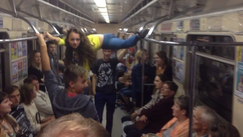 Шпагат на поручнях у мінскім метро — флэшмоб "у межах сацпраекта" (фота)