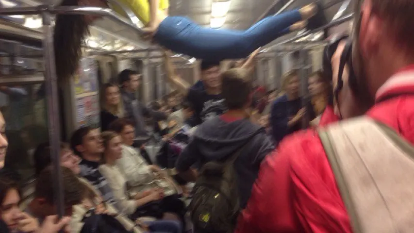 Шпагат на поручнях у мінскім метро — флэшмоб "у межах сацпраекта" (фота)