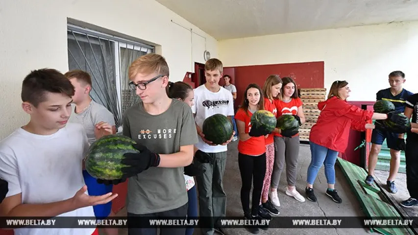 Сын Лукашэнкі прывез кавуны і бульбу з прэзідэнцкага поля ў дом-інтэрнат