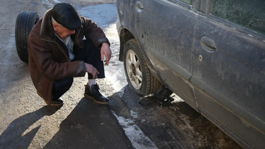 У Барысаве за адну ноч зламыснікі прабілі колы на 25 машынах