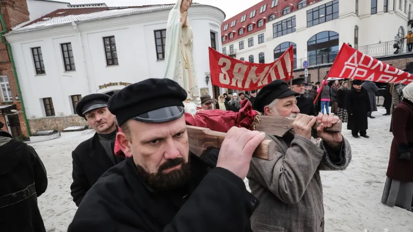 У цэнтры Мінска праходзіла масавая маніфестацыя — гэта здымалі кіно пра Купалу