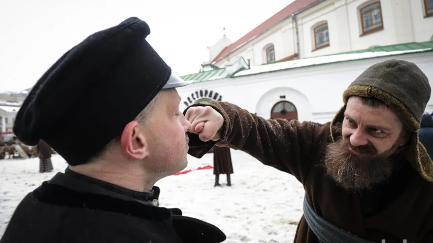 У цэнтры Мінска праходзіла масавая маніфестацыя — гэта здымалі кіно пра Купалу