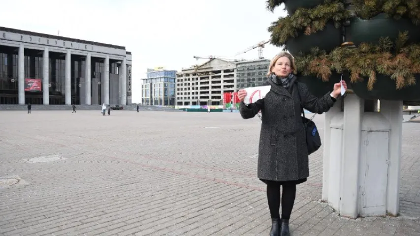 У цэнтры Мінска жанчына прыкоўвала сябе ланцугом да слупа (фота)