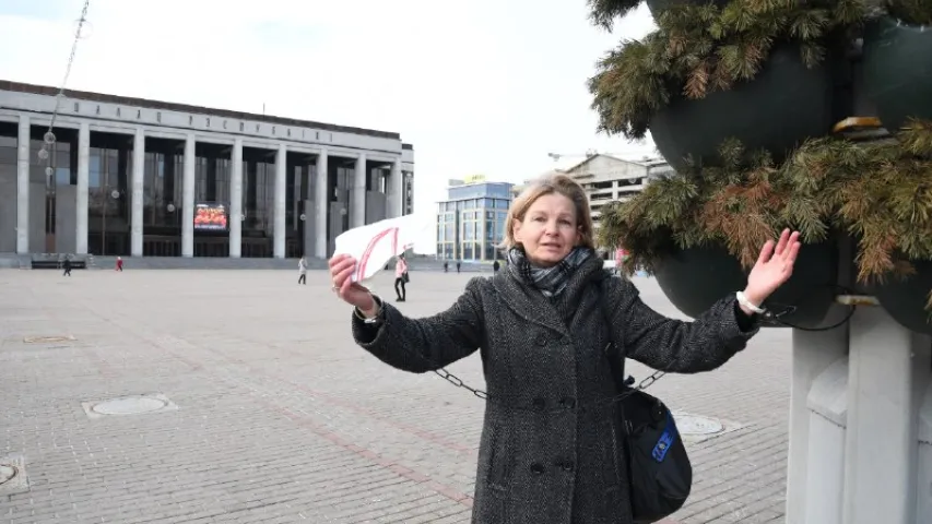 У цэнтры Мінска жанчына прыкоўвала сябе ланцугом да слупа (фота)