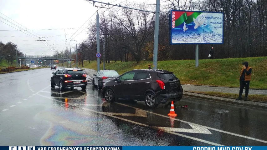 У Гродне аварыя з удзелам двух аўтамабіляў Opel, адзін з якіх збіў пешахода