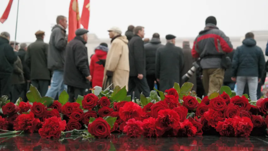 Да помніка Леніну ўсклалі кветкі камуністы, ФПБ і БРСМ (фота)